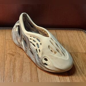 ADIDAS FOAM RNNR MEN'S CREAM & CLAY YEEZY RUNNER SLIP-ON LOAFERS SIZE 8US